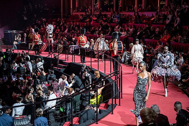 BRITISH FASHION AWARDS – Tribute to the QUEEN.massmovement.uk.com1